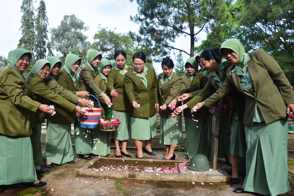 Persit Koorcab Rem 073 Adakan Ziarah ke TMP